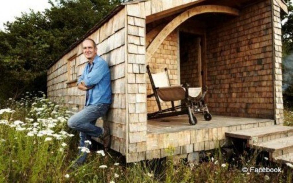 Kevin McCloud constructs clifftop mobile home from recycled material