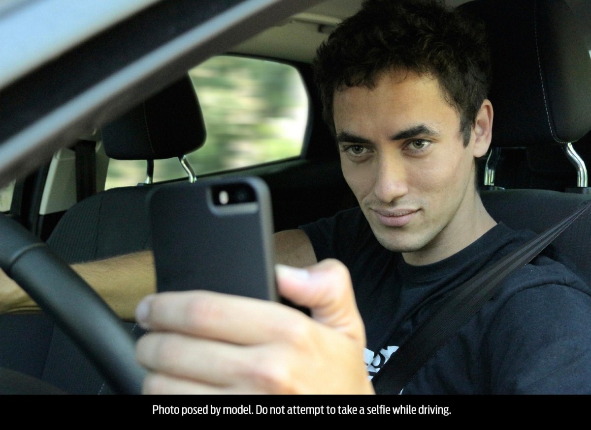 Driving selfies pose as great a risk as drink driving, according to new study