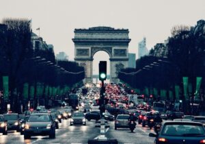 Traffic near the Arc de Triomphe